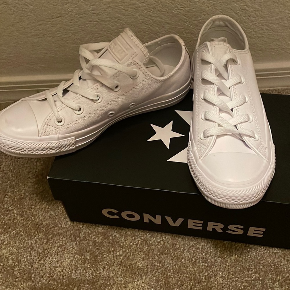 White leather converse size 4 in men’s 6 in women’s